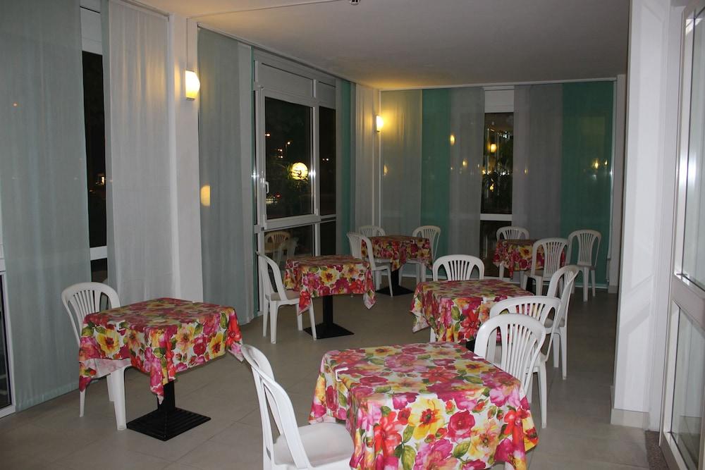 Hotel La Torretta Bramante Rimini Bagian luar foto